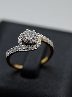 แหวนเพชรเม็ดชู เป็นแหวนหมั้น แหวนแต่งงาน สำหรับสุภาพสตรีครับ