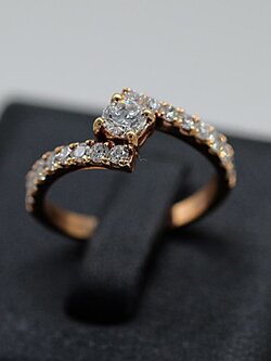 แหวนเพชรเม็ดเดี่ยวพร้อมเพชรบ่าข้างตัวเรือน Pink Gold ตัวเรือนทอง9K