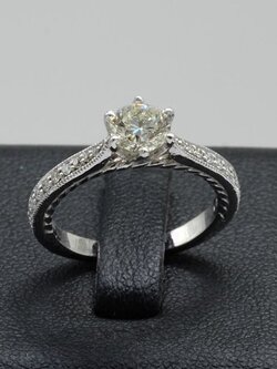 แหวนเพชรเม็ดเดี่ยว เพชรน้ำ 95 แหวนสำหรับสุภาพสตรีครับ