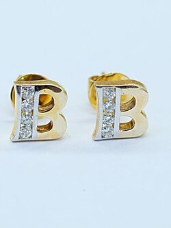 ต่างหูเพชรแท้รูปอักษรB สวมใส่ได้ทั้งชายและหญิงครับ ตัวเรือนทอง9K หรือ 37.5% เปอร์เซนต์ทองครับ