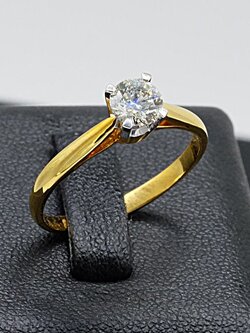 แหวนเพชรเม็ดเดี่ยว ใช้เป็นแหวนหมั้น แหวนแต่งงานได้เลยครับ