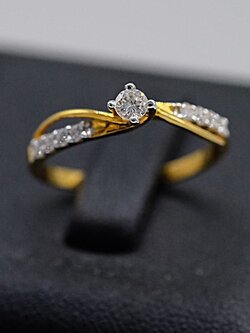 แหวนเพชรเม็ดชูมาพร้อมบ่าข้าง สำหร้บสุภาพสตรีครับ