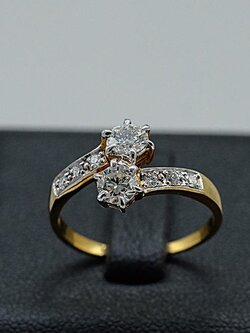 แหวนเพชรเม็ดเดี่ยวไขว้ สำหรับสุภาพสตรีครับ