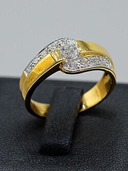 แหวนสำหรับสุภาพบุรุษเพชรเม็ดเดี่ยวมาพร้อมบ่าข้างครับ