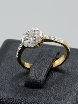 แหวนเพชรดอกพิกุลฝังหนามเตยหน้าเรียบ