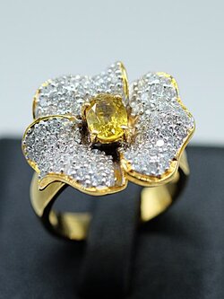 แหวนพลอยล้อมเพชรรูปดอกชบาเกสรบุษราคัมฝังเพชร สำหรับสุภาพสตรีครับ ตัวเรือนทอง9K หรือ 37.5% เปอร์เซนต์ทองครับ