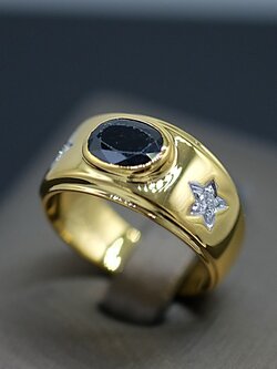 แหวนพลอยนิล ฝังเพชรรูปดาวบ่าข้าง ตัวเรือนทอง18K เป็นอัญมณีเสริมดวงคนชอบพลอยสีมืดครับ