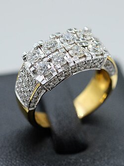 แหวนเพชรแถวพร้อมเพชรฝังบ่าข้าง สำหรับสุภาพสตรีครับ ตัวเรือนทอง9K หรือ 37.5% เปอร์เซนต์ทองครับ