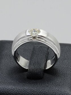 แหวนเพชรเม็ดเดี่ยวสำหรับสุภาพบุรุษครับ