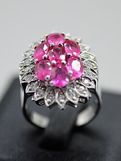 แหวนบทับทิมล้อมเพชรรูปทรงดอกพิกุลใหญ่ แหวนหน้าใหญ่สำหรับสุภาพสตรีครับ ตัวเรือนทอง9K หรือ 37.5% เปอร์เซนต์ทองครับ