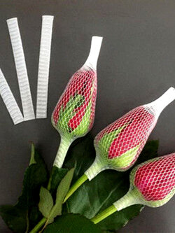 ใหม่!!! ตาข่ายห่อกุหลาบ แบบใส ไม่เปื่อยยุ่ย คนทำสวนกุหลาบนิยมใช้มาก เนื้อบางเบา กันกระแทกขั้นสุด ตาข่ายโฟมห่อดอกกุหลาบ แบบใส ตาข่ายห่อมะยงชิด เพื่อคงรูปทรงให้สวย ไม่เสียหายระหว่างขนส่ง จำนวน 1 กก.