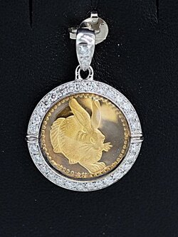 จี้กระต่ายเสริมดวงปีเถาะ สวมใส่ได้ทั่งบุรุษและสตรีครับ จี้บูชาจากฮ่องกง