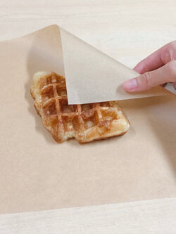 กระดาษคราฟท์รองอาหาร 40 แกรม ขนาด 10"x10" – ห่ออาหารสวย รองมันดี ใช้งานสะดวก 100 แผ่น