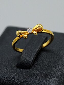 แหวนเพชรเม็ดเดี่ยว รูปโบว์ ขนาดกระทัดรัด เป็นแฟชั่นติดนิ้วได้ครับ