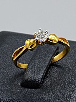 แหวนเพชรเม็ดเดี่ยวสำหรับสุภาพสตรี ใช้เป็นแหวนหมั้นแหวนแต่งงานได้ครับ