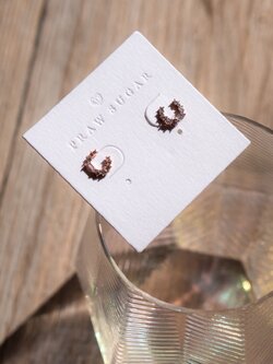 ต่างหูทรงโค้งรูปตัวซี - Mini C Curve Earrings (มี 2 สี) (ก้านต่างหูเงินแท้)