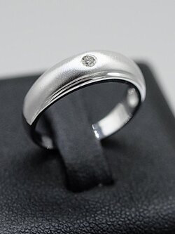 แหวนเพชรเม็ดเดี่ยว ทรงปอกมีดพ่นทราย สำหรับสุภาพสตรีครับ