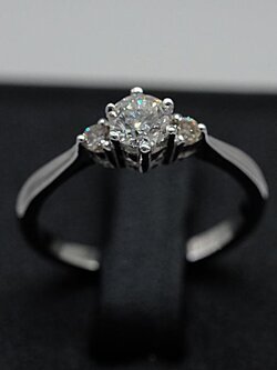 แหวนเพชรเม็ดเดี่ยว แหวนหมั้น แหวนแต่งงานสำหรับสุภาพสตรีครับ