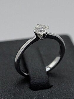 แหวนเพชรเม็ดเดี่ยว แหวนหมั้น แหวนแต่งงาน ตัวเรือนทอง18K เพชรไซส์35ตัง ขาวไฟดีมากครับ