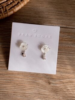 Mother of Pearl Flower Earrings - ต่างหูเปลือกหอยมุกทรงดอกไม้ (มี 3 สี)