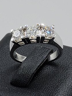 แหวนเพชรแถวฝังหนามเตยแบบสตรีนิยม