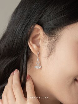 Claudia Earrings - ต่างหูคลอเดียทรงยาว (ก้านต่างหูเงินแท้)