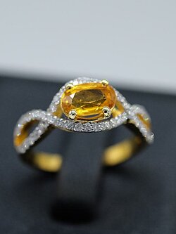 แหวนบุศราคัมล้อมเพชร สำหรับสุภาพสตรีครับ