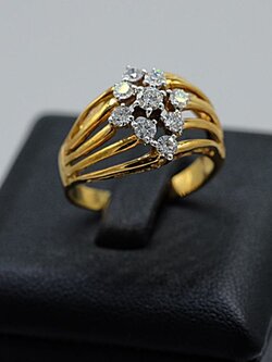 แหวนเพชรทรงหน้ากว้างสำหรับสุภาพสตรีวัยกลางคนสวมใส่ครับ ตัวเรือนทอง9K หรือ 37.5% เปอร์เซนต์ทองครับ