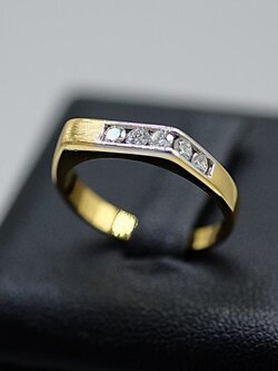 แหวนเพชรแถวรูปแบบทันสมัย เหมาะกับสาวมั่นยุคนี้ครับ