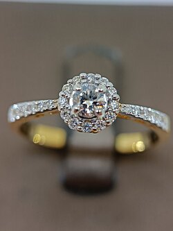 แหวนเพชรเม็ดเดี่ยวพร้อมเพชรบ่าล้อม สำหรับสุภาพสตรี ใช้เป็นแหวนหมั้น แหวนแต่งงานครับ