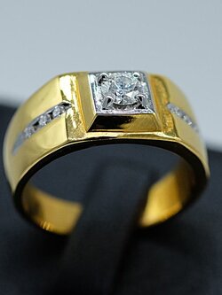 แหวนเพชรเม็ดเดี่ยวพร้อมเพชรฝังบ่าข้าง สำหรับสุภาพบุรุษครับ