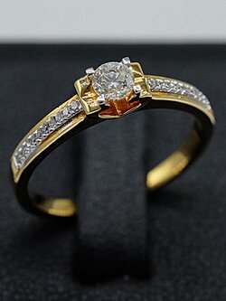 แหวนเพชรเม็ดเดี่ยวพร้อมเพชรบ่าข้าง เป็นแหวนหมั้น แหวนแต่งงานสำหรับสุภาพสตรีครับแหวน