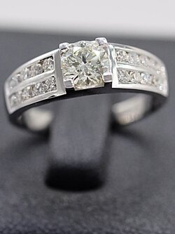 แหวนหมั้น แหวนแต่งงานสำหรับสุภาพสตรี เพชรเม็ดกลาง50ตังพร้อมบ่าข้าง