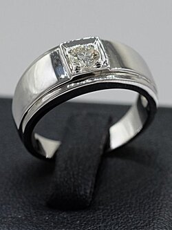 แหวนเพชรเม็ดเดี่ยว สำหรับสุภาพบุรุษ เลือกสวมใส่เป็นแหวนหมั้นได้ครับ