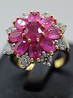 แหวนพลอยทับทิมล้อมเพชรรูปดอกพิกุลหน้าใหญ่ แหวนหน้าใหญ่สำหรับสุภาพสตรีครับ ตัวเรือนทอง9K หรือ 37.5% เปอร์เซนต์ทองครับ