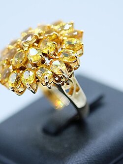 แหวนบุษราคัมน้ำทองฝังรูปดอกไม้ แหวนทรงคุณนาย เสริมดวงวันจันทร์ ตัวเรือนทอง9K หรือ 37.5% เปอร์เซนต์ทองครับ