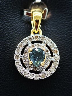 จี้พลอยเขียวส่องล้อมเพชรสีแชมเปญบนตัวเรือนทอง9K