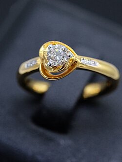 แหวนเพชรเม็ดชูรูปหัวใจ พร้อมเพชรล้อมบ่าข้าง สำหรับสุภาพสตรีครับ