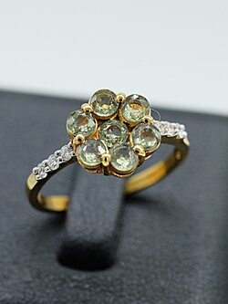 แหวนเขียวส่องล้อมเพชรรูปดอกไม้ ตัวเรือนทอง14Kหรือ 58.5% เปอร์เซนต์ทองสำหรับสุภาพสตรีครับ