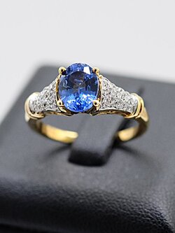 แหวนพลอยไพลินล้อมเพชรบนตัวเรือนทอง18K สำหรับสุภาพสตรีครับ