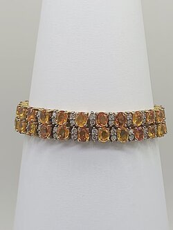 สร้อยข้อมือบุศราคัมล้อมเพชร2แถว สำหรับสุภาพสตรีครับ ตัวเรือนทอง9K หรือ 37.5% เปอร์เซนต์ทองครับ