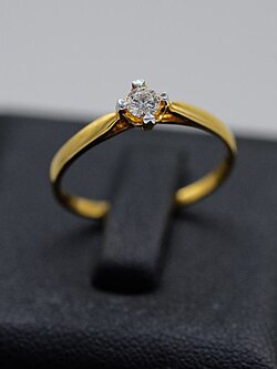 แหวนหมั้น แหวนแต่งงาน ราคาย่อมเยา ตัวเรือนกะทัดรัดสำหรับผู้หญิง