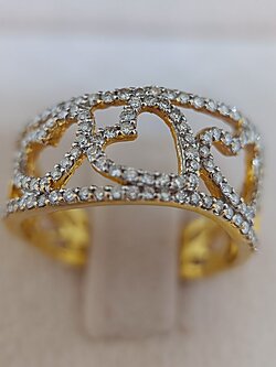 แหวนเพชรหน้ากว้างรูปหัวใจวางเรียง สำหรับสุภาพสตรีครับ