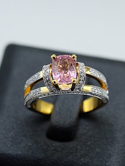 แหวนพลอยสปีเนลสีชมพูตัวเรือนทอง18Kล้อมเพชรน้ำ98 สำหรับสุภาพสตรีครับ