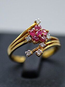 แหวนทับทิมฝังเพชรสำหรับสุภาพสตรีครับ