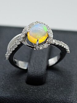 แหวนโอปอลล์ล้อมเพชรน้ำ98ตัวเรือนทอง18K สำหรับสุภาพสตรีครับ