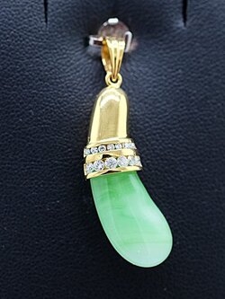 จี้หยกรูปน้ำเต้าครอบทอง18k ฝังเพชรน้ำ98 สำหรับสุภาพสตรีครับ