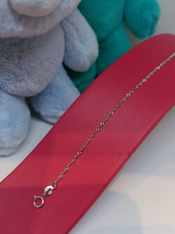 สร้อยข้อมือสำหรับสุภาพสตรี น้ำหนักทองกระทัดรัด สวมใส่สบายครับ