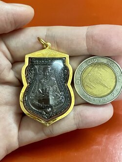 จี้พระหลวงปู่ทวด ด้านหลังหลวงปู่ทิม กรอบทองแท้