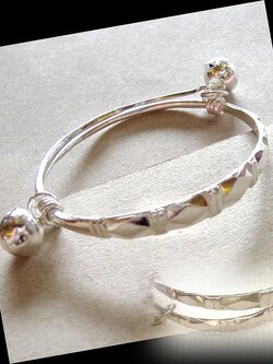 กำไลข้อมือเงินแท้ แบบสวม เลื่อนขยายเข้าออกได้ แกะลายเหลี่ยมตัดเงา (สำหรับคนอุ้งมือไม่ใหญ่นะคะไม่งั้นจะสวมเข้าไม่ได้)